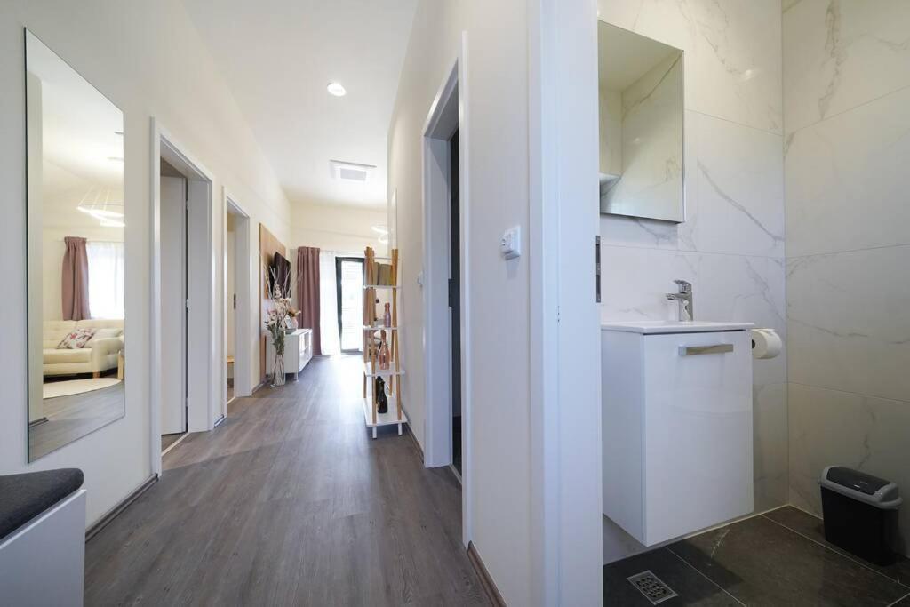 Apartment Vala, 4*, Sea View & Private Heated Pool Pridraga Exterior foto